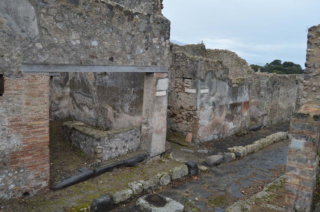 VII.7.18 Pompeii. March 2018. Looking south-west from VII.6.33, towards entrance doorway on Vicolo dei Soprastanti, on left.
Next to this is the junction with Vicolo del Gallo, and on its west side of VII.15.12.
Foto Taylor Lauritsen, ERC Grant 681269 DÉCOR.
