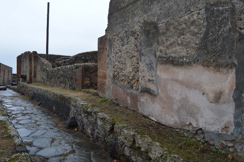 Vicolo dei Soprastanti, south side, Pompeii. March 2018. 
Looking east along exterior front façade between VII.7.19, in centre and VII.7.18, on right.
Foto Taylor Lauritsen, ERC Grant 681269 DÉCOR.
