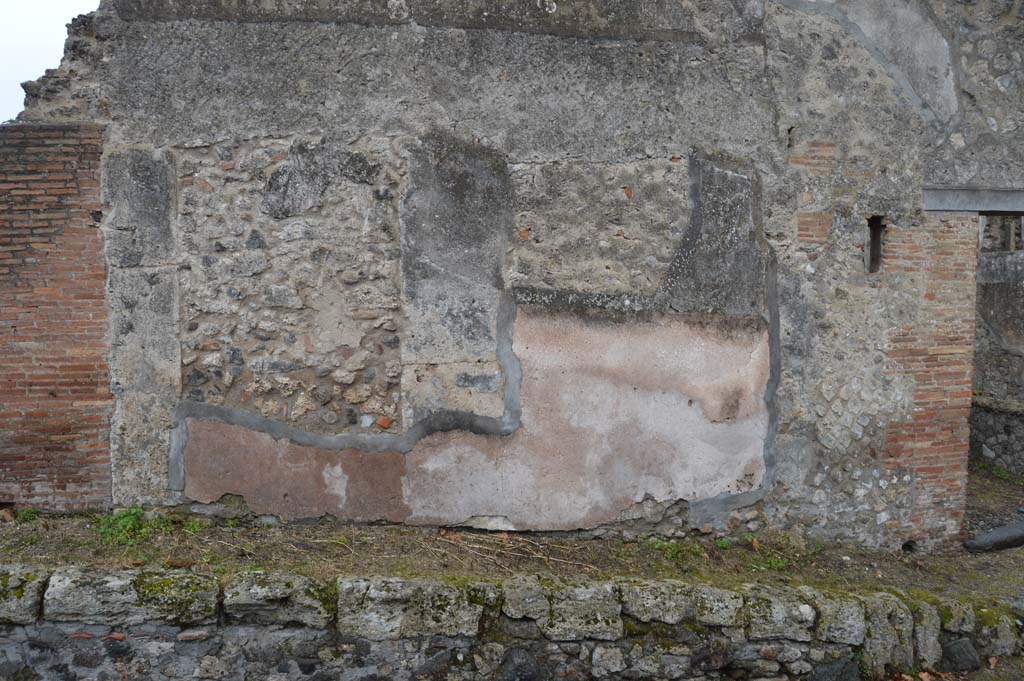 VII.7.12.18 Pompeii. March 2018. Looking south on Vicolo dei Soprastanti to front façade on east side of entrance doorway, on right.
Foto Taylor Lauritsen, ERC Grant 681269 DÉCOR.

