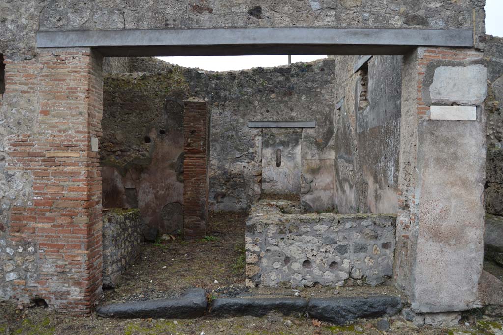 VII.7.18 Pompeii. March 2018. Looking south to entrance doorway.
Foto Taylor Lauritsen, ERC Grant 681269 DÉCOR.

