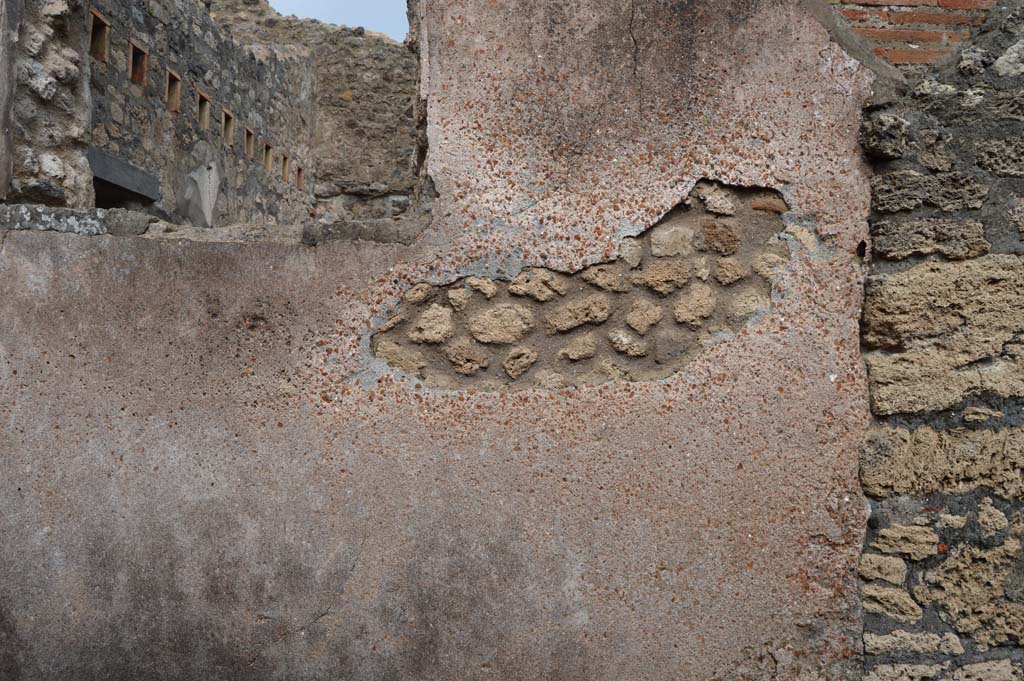 VII.7.18 side wall in Vicolo del Gallo, Pompeii. March 2018. Looking east towards side wall, and through window into triclinium. 
Foto Taylor Lauritsen, ERC Grant 681269 DÉCOR.
