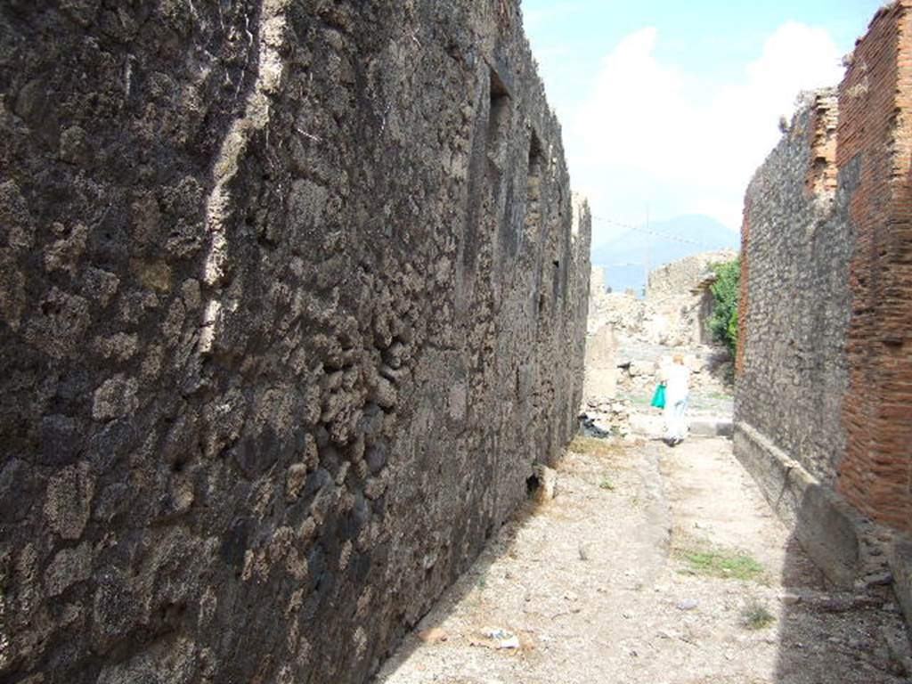 Small alley or vicolo, looking north from VII.7.23 towards Vicolo dei Soprastanti.