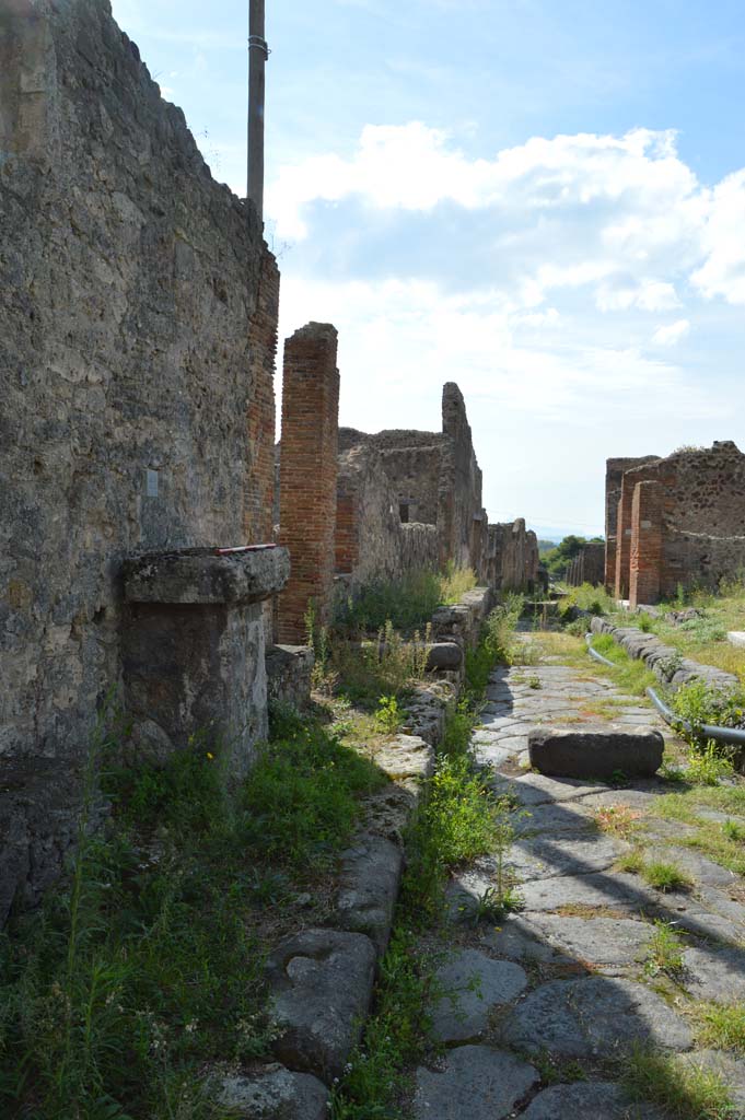 VII.7.22 Pompeii. October 2018. Looking west along Vicolo dei Soprastanti, with altar, on left.
Foto Taylor Lauritsen, ERC Grant 681269 DÉCOR.

