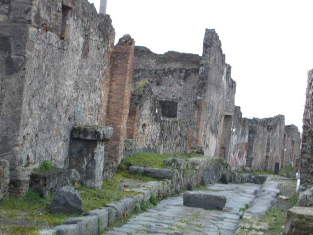 VII.7.22 Pompeii.May 2005.Vicolo dei Soprastanti, looking westVII.6 on right
