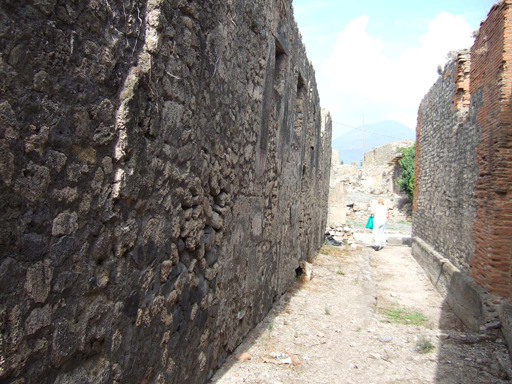 Small alley or vicolo on south side of Vicolo dei Soprastanti, leading to VII.7.23, looking south. September 2005.