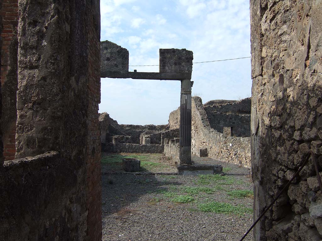 VII.7.23 Pompeii. March 2018. Looking north-west from atrium across peristyle area.
Foto Taylor Lauritsen, ERC Grant 681269 DÉCOR.

