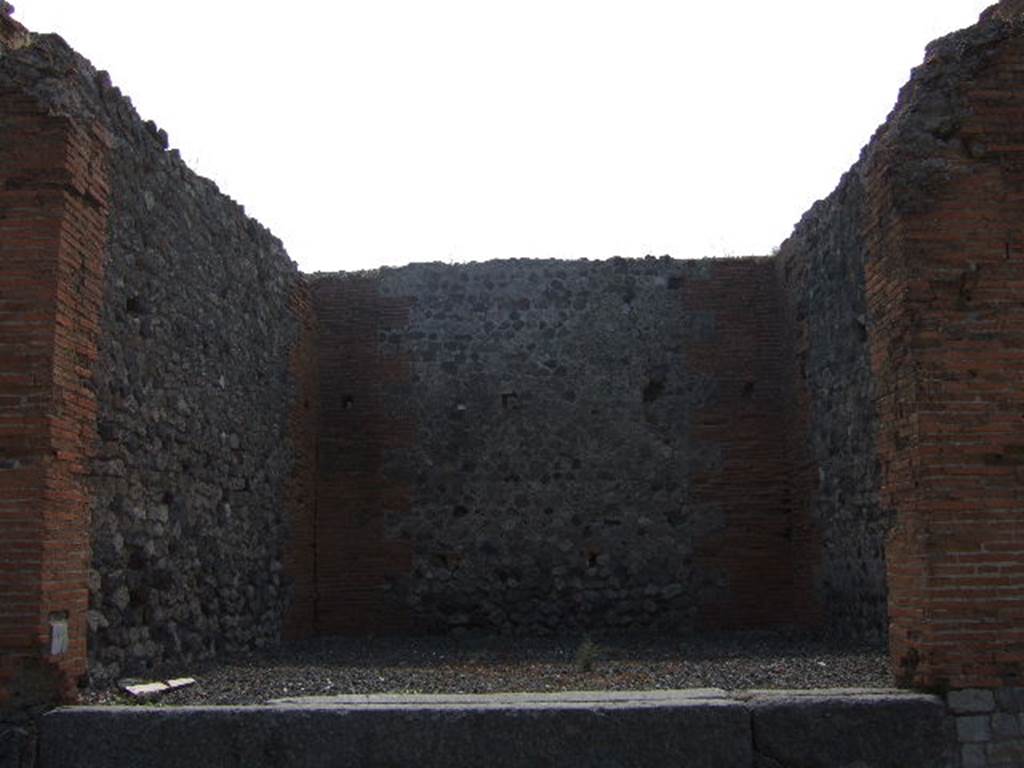 VII.7.24 Pompeii. December 2004. Looking north towards large shop, 1.30m above street level. See Eschebach, L., 1993. Gebäudeverzeichnis und Stadtplan der antiken Stadt Pompeji. Köln: Böhlau. (p.304)
