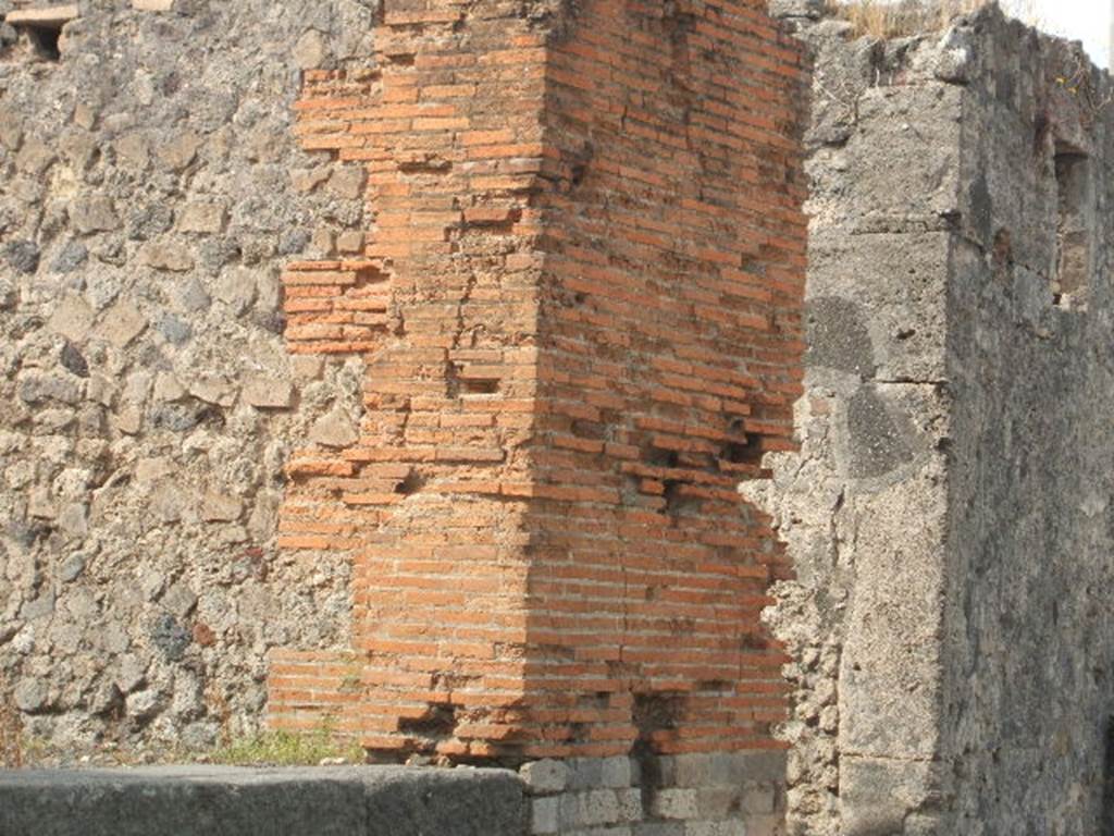 VII.7.24 on left, and entrance doorway to VII.2.23, Pompeii. September 2005. 