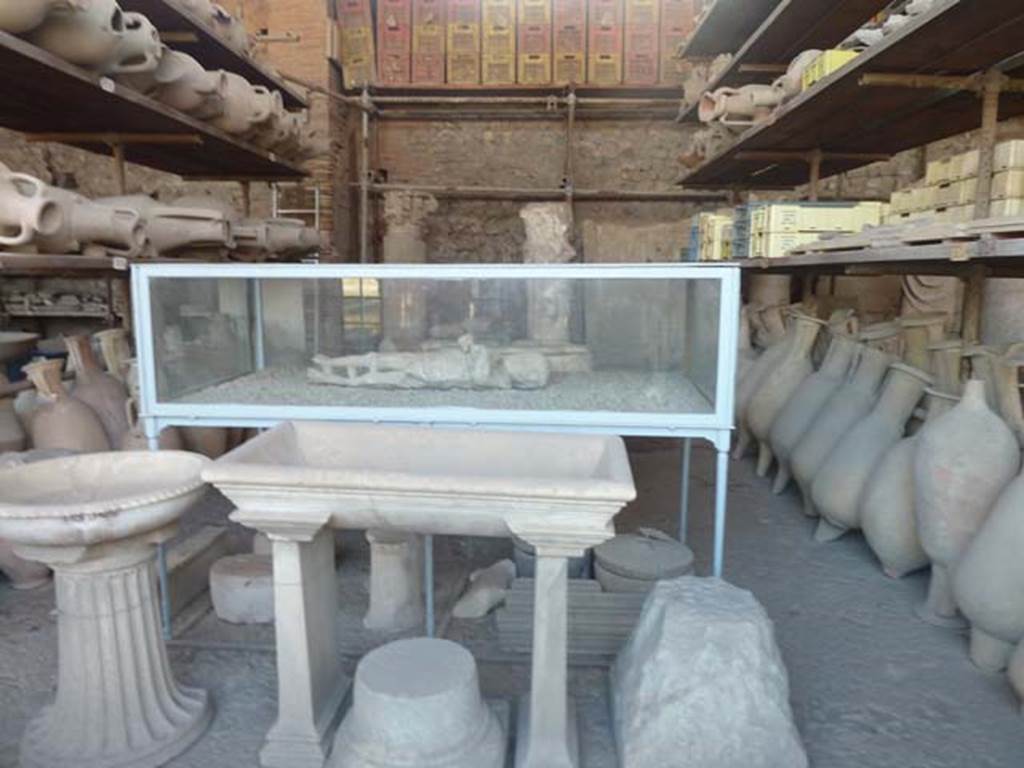 VII.7.29 Pompeii. April 2018. Items on display, as well as plaster-cast in display case of child found in VI.17.42. Photo courtesy of Ian Lycett-King. Use is subject to Creative Commons Attribution-NonCommercial License v.4 International.

