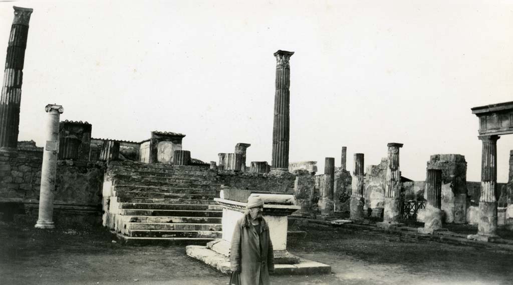 VII.7.32  Pompeii. Temple of Apollo column without sundial.  Photographed 1970-79 by Günther Einhorn, picture courtesy of his son Ralf Einhorn.
