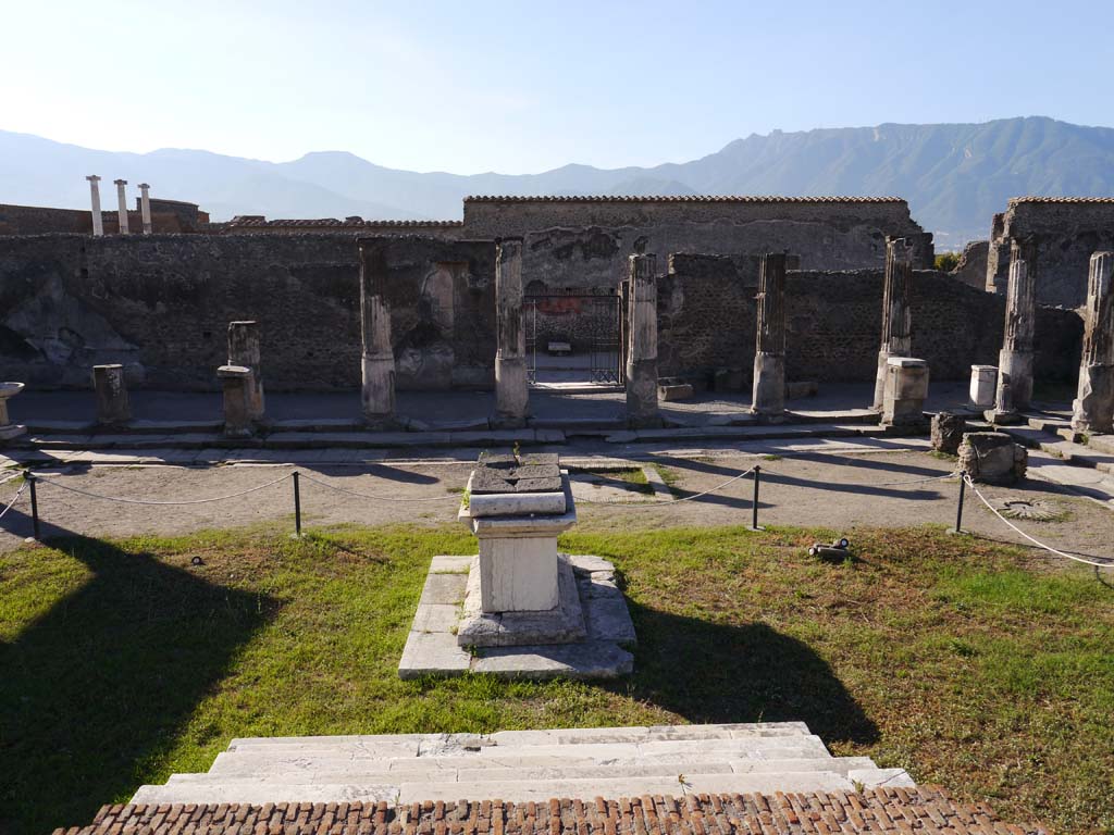 VII.7.32 Pompeii. September 2019. Looking south from north-east corner of colonnade.
Photo courtesy of Klaus Heese.
