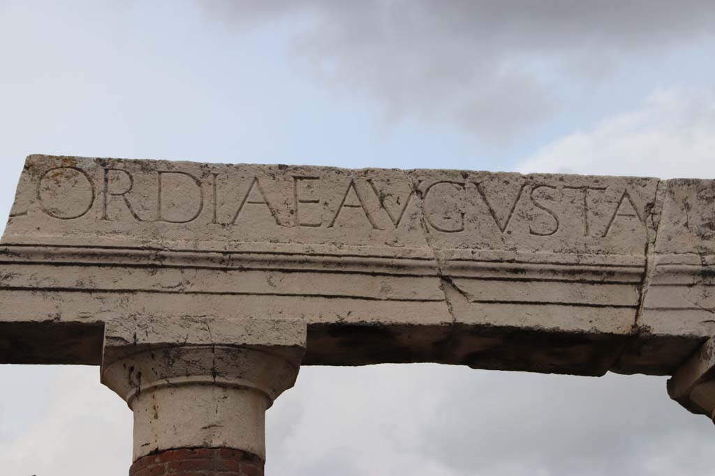 VII.8 Pompeii Forum. October 2020. Portico of Eumachia’s Building, part of inscription. Photo courtesy of Klaus Heese. 