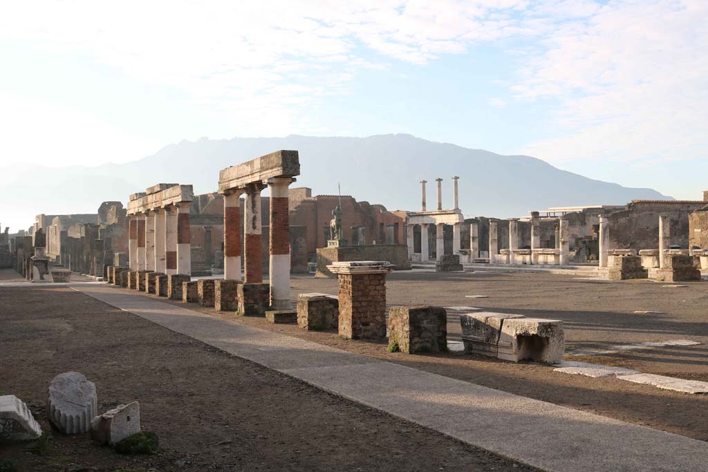 VII.8 Pompeii Forum. May 2016. Detail of two of the 30 monumental sculptures by Igor Mitoraj located around the area of Pompeii, on display until January 2017. Seen here in front of the Sanctuary of the Public Lares. Photo courtesy of Buzz Ferebee.

