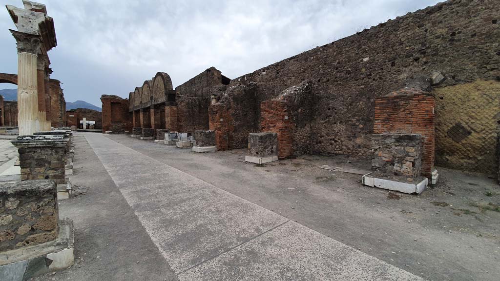 VII.8.00, Pompeii Forum. December 2108.  
Looking east towards VII.9.6, on left, VII.9.5 in centre, and altar at VII.9.4, on right, behind statue bases in north-east corner.
Photo courtesy of Aude Durand.
