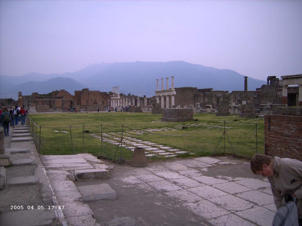 VII.8 Pompeii Forum. September 2005. Looking towards south and west sides of the Forum.