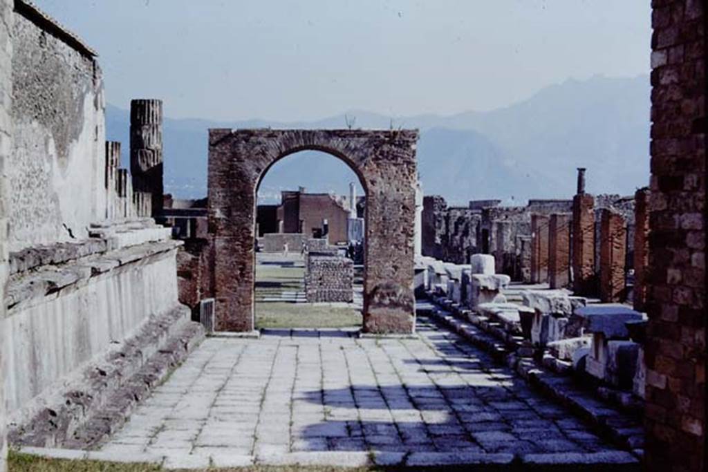 VII.8. Pompeii Forum. Painting by Pasquale Maria Venera, of west side section of the Temple of Jupiter.
On the left, starting in the Via dei Soprastanti, the painting shows the street lararium painted on the pier of the arch known as Caio or Lucio Cesare, not documented in any other design. Also shown are the vaulted rooms beneath the podium.
Now in Naples Archaeological Museum. Inventory number ADS 1210a.
Photo © ICCD. http://www.catalogo.beniculturali.it
Utilizzabili alle condizioni della licenza Attribuzione - Non commerciale - Condividi allo stesso modo 2.5 Italia (CC BY-NC-SA 2.5 IT)
