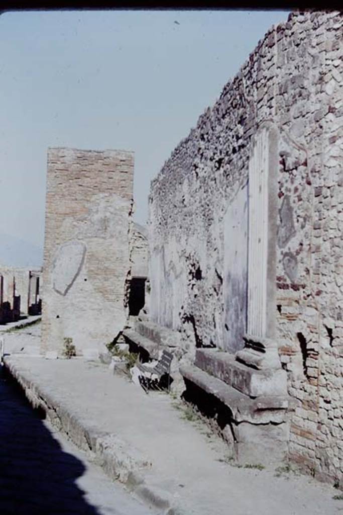 VII.8 Pompeii Forum. September 2005. Niche of street shrine on outside north wall of Forum. 