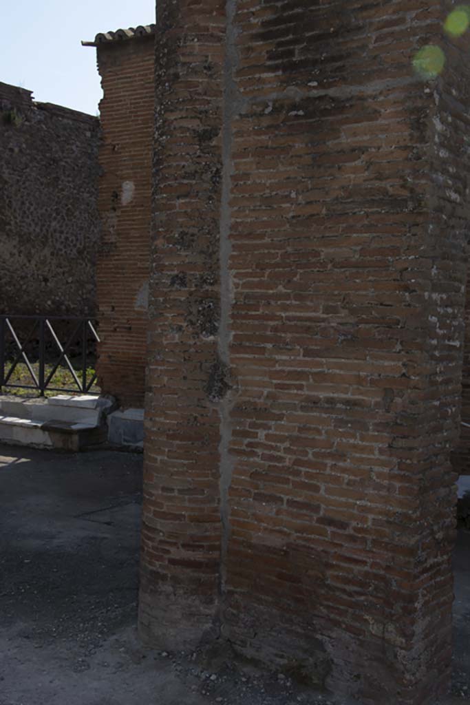 VII.8.00, Pompeii. south side of forum March 2019. Detail of ancient portico, looking south.
Foto Anne Kleineberg, ERC Grant 681269 DÉCOR.

