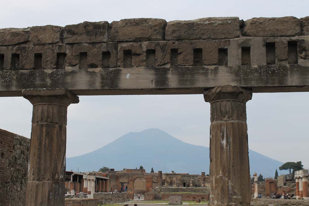 VII.8 Pompeii Forum. September 2019. Looking towards the south-east corner of the Forum, and west side of statue.
Photo courtesy of Klaus Heese.
