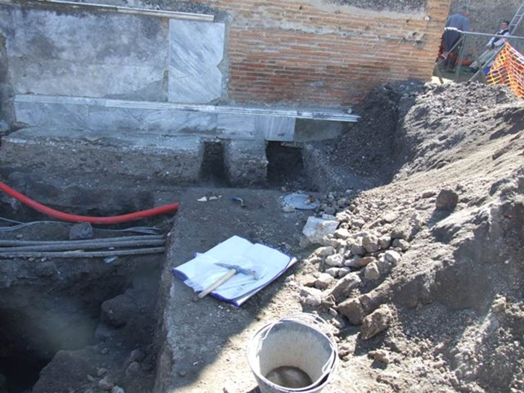 VII.8 Pompeii. September 2017. Looking towards the south-west corner of the Forum, and along the west side.
Photo courtesy of Klaus Heese.
