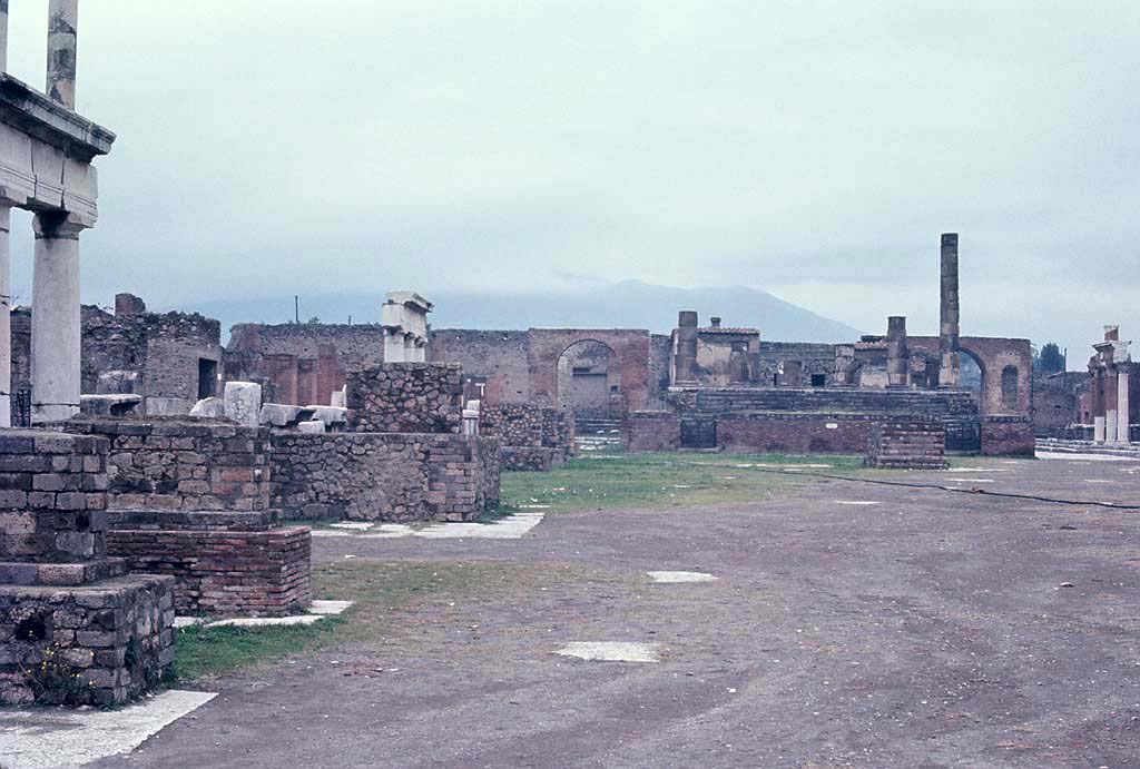 VII.8 Pompeii Forum. May 2016. Looking towards the north end, and north-west corner. One of 30 monumental sculptures by Igor Mitoraj located around the area of Pompeii, on display until January 2017. Photo courtesy of Buzz Ferebee.
