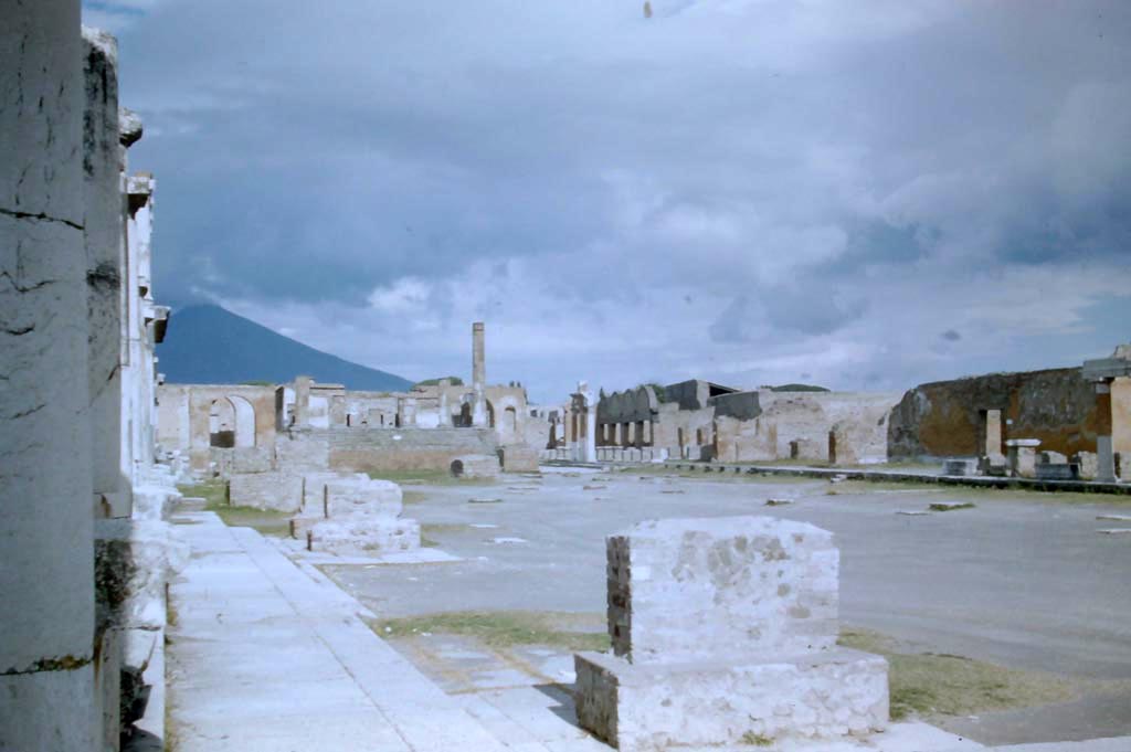 VII.8.00 Pompeii. September 2019. Looking north-east across Forum, from west side. Photo courtesy of Klaus Heese.