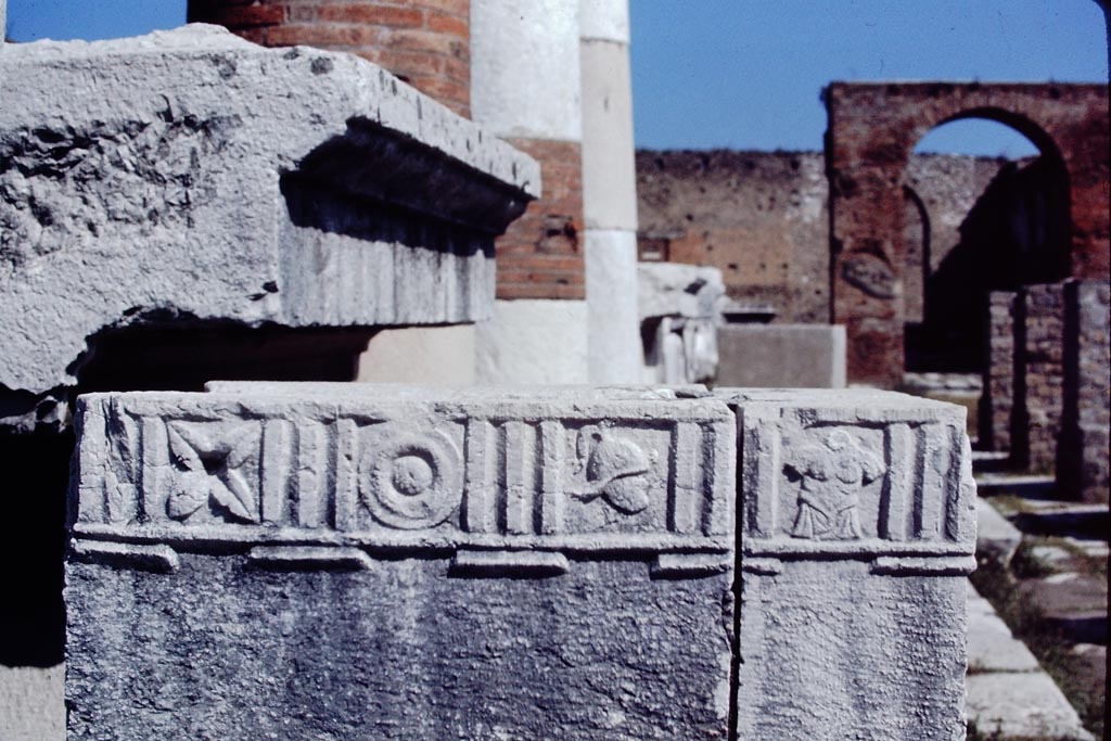 VII.8 Pompeii Forum. 1968. Pedestal base for statue, decorated with bull's heads and flower motifs, looking west. Photo by Stanley A. Jashemski.
Source: The Wilhelmina and Stanley A. Jashemski archive in the University of Maryland Library, Special Collections (See collection page) and made available under the Creative Commons Attribution-Non-Commercial License v.4. See Licence and use details.
J68f0992
