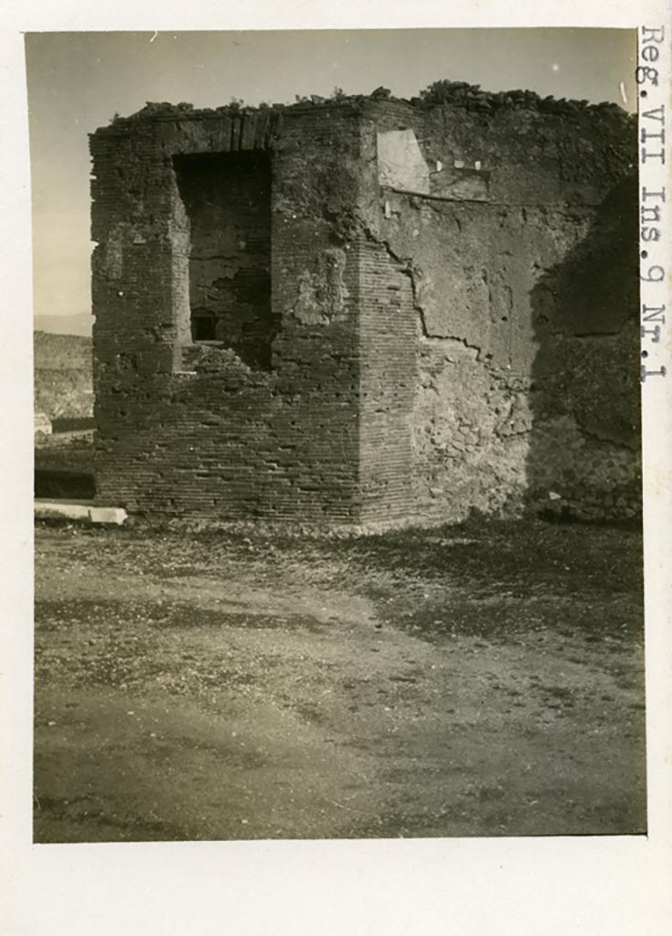 VII.9.1 Pompeii. Pre-1937-39. 
Portico 1. South end. Small niche between entrance 6, on left, and apsidal niche 4, on right.
Photo courtesy of American Academy in Rome, Photographic Archive. Warsher collection no. 1158.
