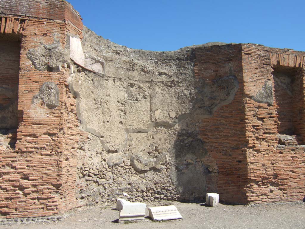 VII.9.1 Pompeii.  September 2005. Portico 1. South end. Apsidal niche 4.