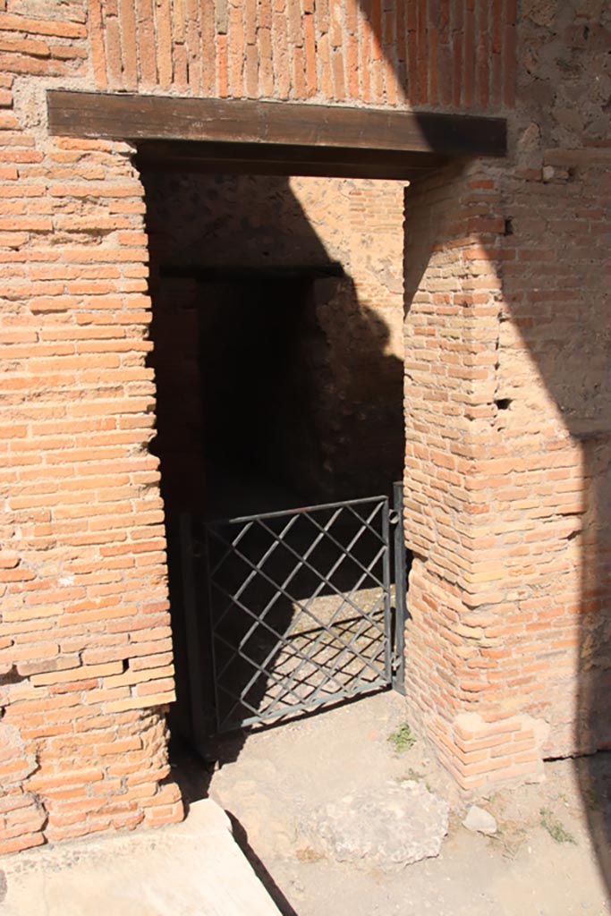 VII.9.1 Pompeii. October 2023.
Room 7. North side of entrance. Doorway to passage room leading to stairway.
Photo courtesy of Klaus Heese.
