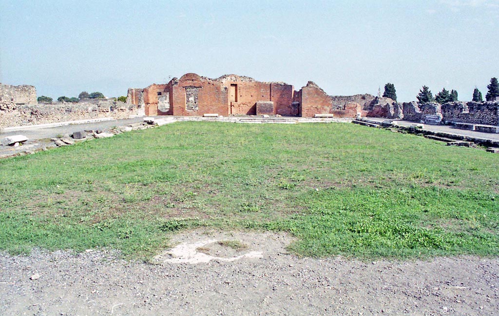 VII.9.1 Pompeii. October 2001. Looking east from entrance across the rectangular courtyard. Photo courtesy of Peter Woods.