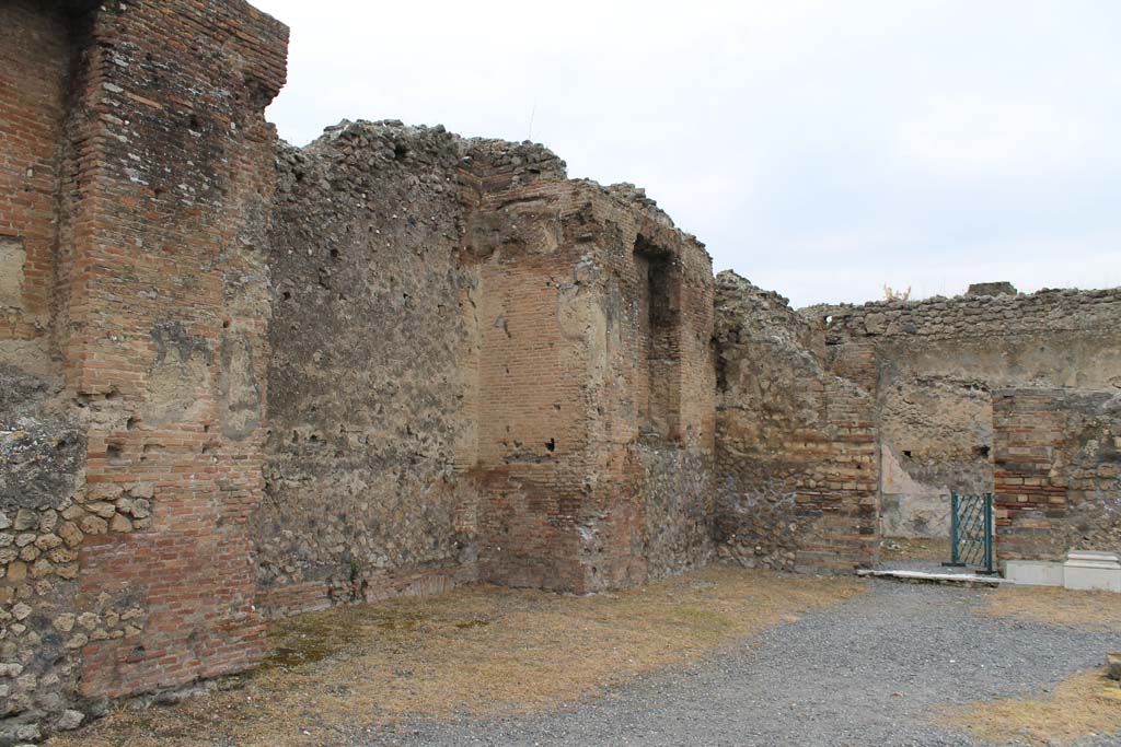 VII.9.1 Pompeii. March 2014. West wall, north of entrance 6. Looking towards small niche 3 in north-west corner of courtyard.
Foto Annette Haug, ERC Grant 681269 DÉCOR.
