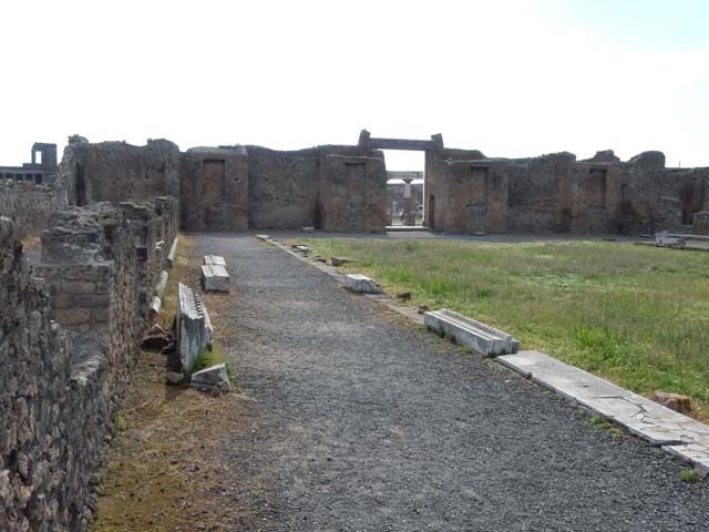 VII.9.1 Pompeii. March 2014. Looking south across south-east corner of colonnade 9.
Foto Annette Haug, ERC Grant 681269 DÉCOR.
