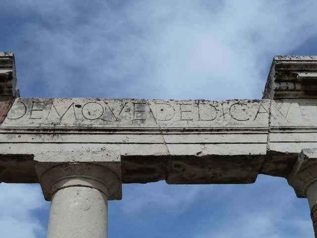 VII.8 Pompeii Forum. 1820 recording by G. Bechi of the inscription on the entablature of the portico or chalcidicum of Eumachia.
The full inscription was similar to the one above the entrance at VII.9.67.
See Bechi G., 1820. Del Calcidico e della Cripta di Eumachia scavati nel Foro di Pompeji l'anno 1820, Tav. V.
