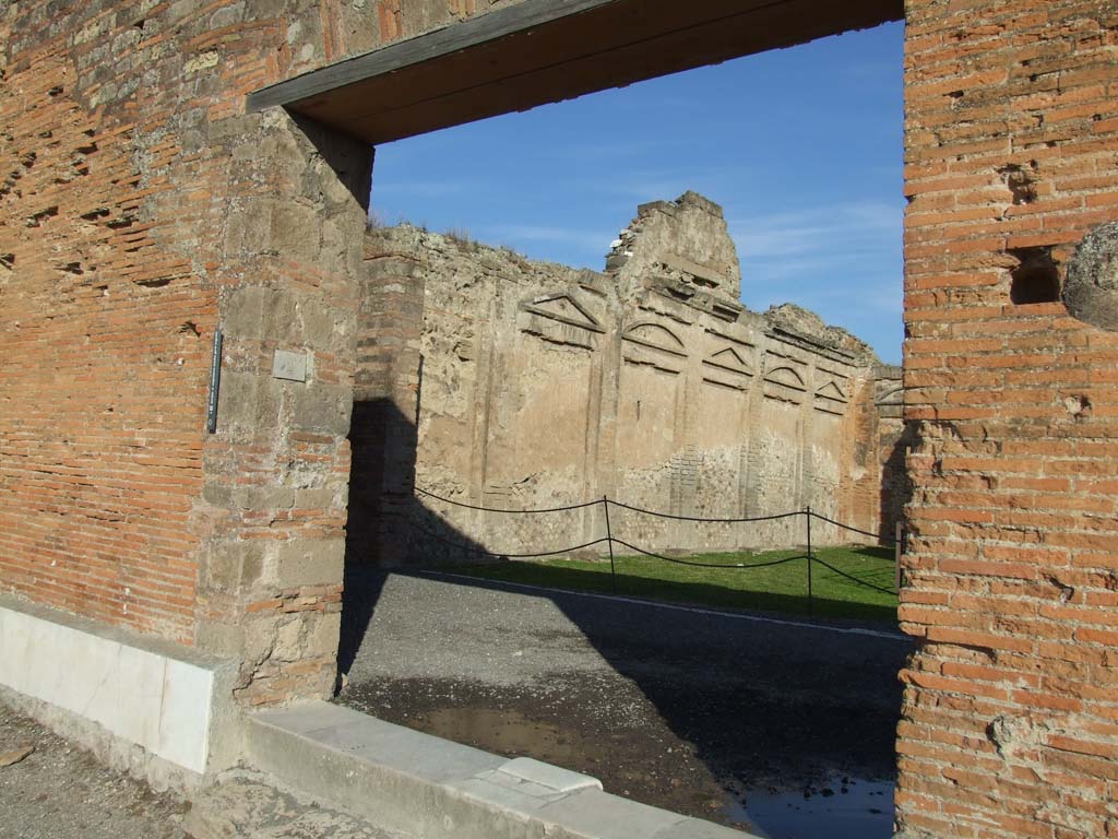VII.9.2 Pompeii. December 2007. Looking through entrance doorway towards north wall, from Forum.