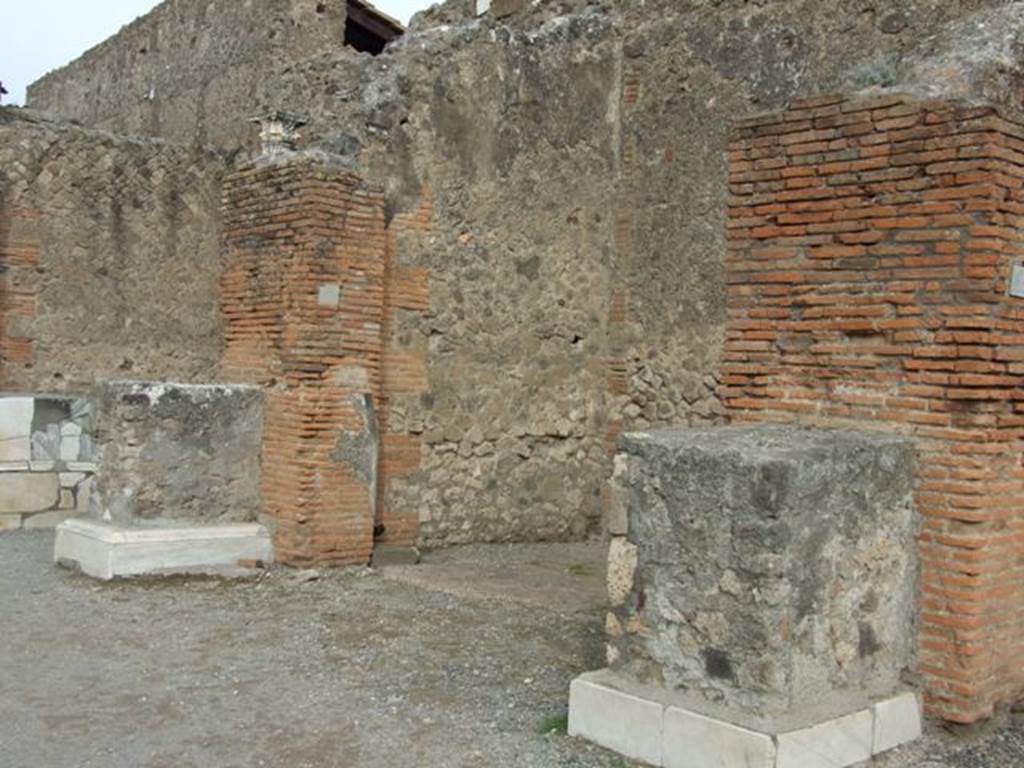 VII.9.6 Pompeii.  Shop.  December 2007.  Entrance with statue base on either side.