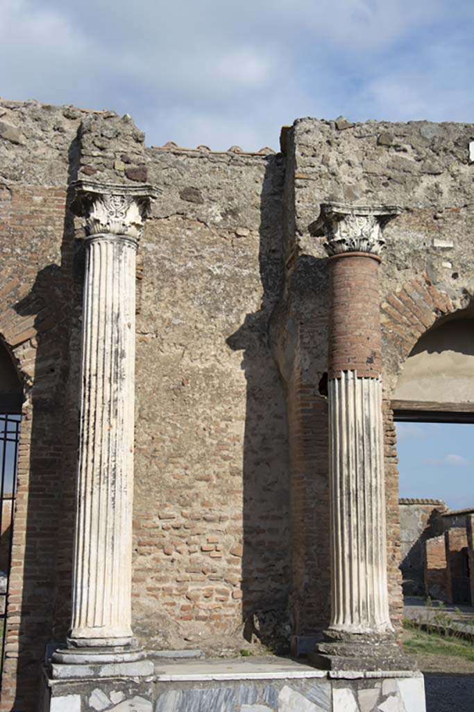 VII.9.7/8, Pompeii. December 2018. Looking towards north-west corner of portico. Photo courtesy of Aude Durand. 