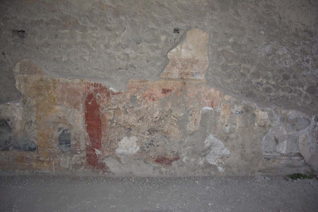 VII.9.7 and VII.9.8 Pompeii. Macellum. March 2019. Two statues in niches in the south wall.
Foto Anne Kleineberg, ERC Grant 681269 DÉCOR.
