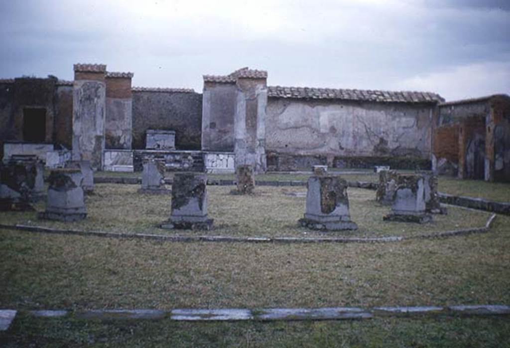 VII.9.7 and VII.9.8 Pompeii. Macellum. September 2005. Shop on south side containing Bronze Age skeletons from Sant’Abbondio, Pompei.
