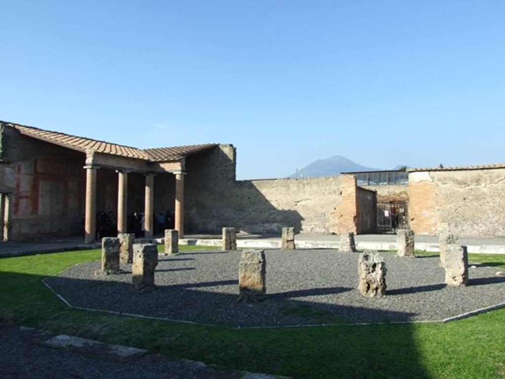 VII.9.7 and VII.9.8 Pompeii. Macellum. September 2005. Shop 8 on south side.

