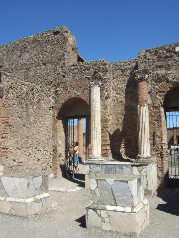 VII.9.8 Pompeii. Entrance to Macellum.