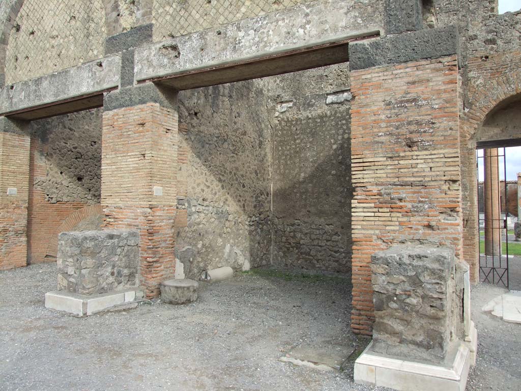 VII.9.9 Pompeii.  December 2007.  Entrance with statue base on either side.