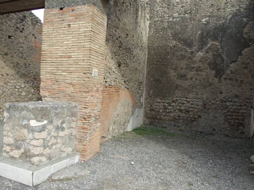 VII.9.10 Pompeii.  Shop.  December 2007.   North wall and statue base with remains of marble.