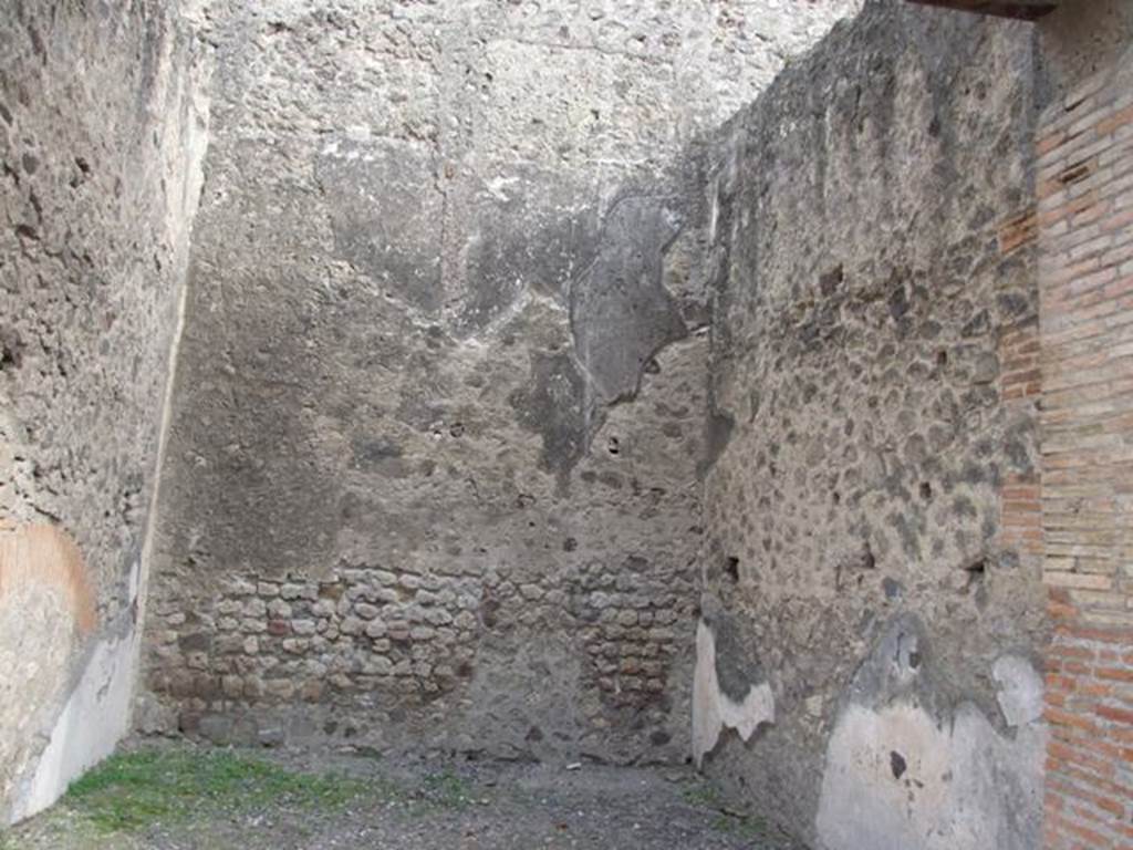 VII.9.10 Pompeii.  Shop.  December 2007.    East and south walls.