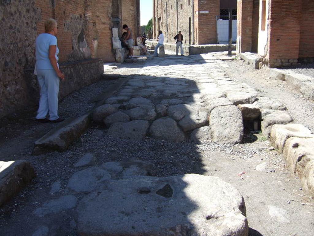 VII.9.12 Pompeii. September 2005. On the left can be seen a bench on north outside wall of VII.9.12, on Via degli Augustali.