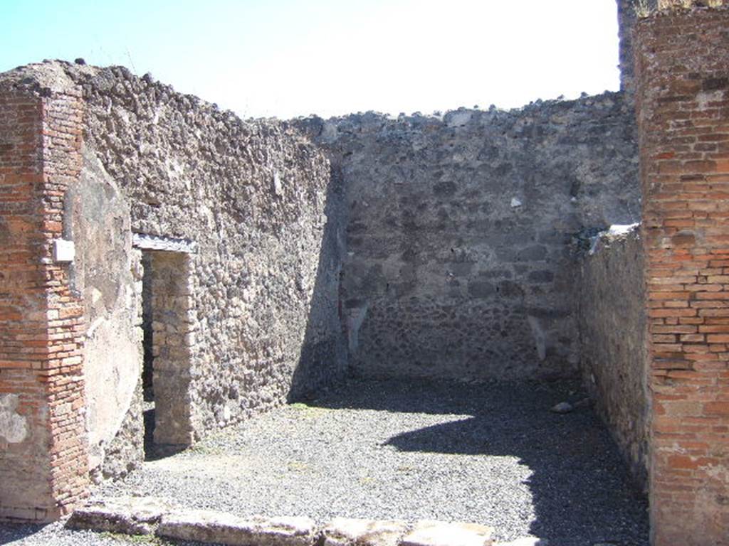 VII.9.17 Pompeii. September 2005. Looking south across entrance doorway. In the east wall can be seen a doorway linking to VII.9.18.


