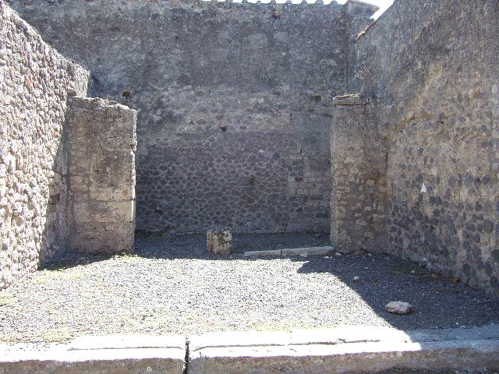VII.9.20 Pompeii.  Shop.  September 2005.  Looking across shop to rear rooms.