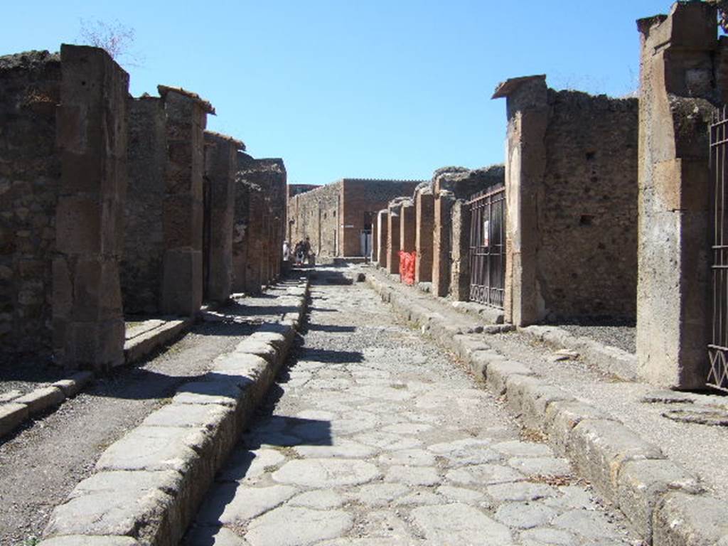 VII.9.21 Pompeii. September 2005. Via degli Augustali, looking west .  VII.4 on right.