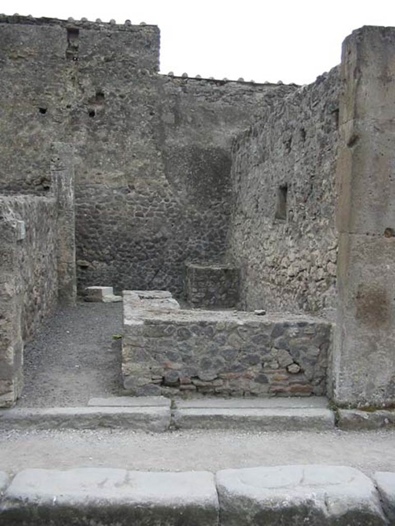 VII.9.22 Pompeii. May 2003. Looking south towards entrance doorway. Photo courtesy of Nicolas Monteix.
