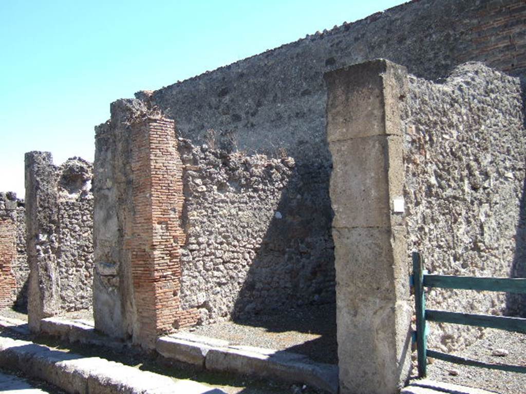 VII.9.24 Pompeii. September 2005. Entrance doorway.
